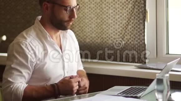 完成项目交付报告一个穿着白衬衫戴眼镜的人在报纸上看到一件东西视频的预览图