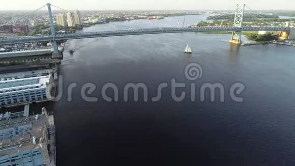 费城费城特拉华河高大船舶的空中无人机景视频的预览图