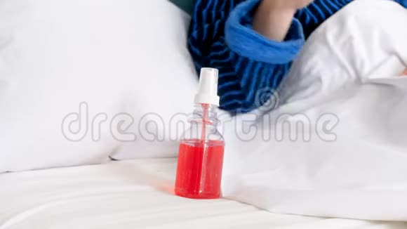 4k视频身穿浴袍躺在床上喉咙喷药视频的预览图