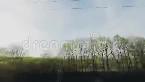 时间一圈在晴朗的天气下从早春的火车窗口可以看到轻云视频的预览图