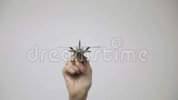 手里拿着飞机玩具视频的预览图