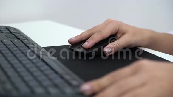 女手或女办公室工作人员在键盘上打字视频的预览图
