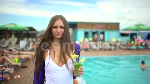 夏天美丽的年轻女子热带游泳池附近的女孩肖像豪华旅行快乐女人莫吉托视频的预览图