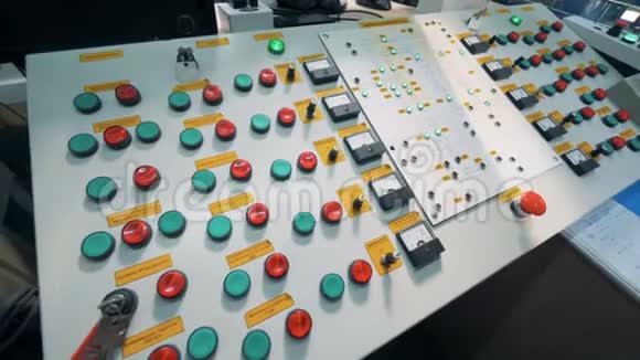 控制台板上的灯和按钮工厂控制室的电气设备视频的预览图