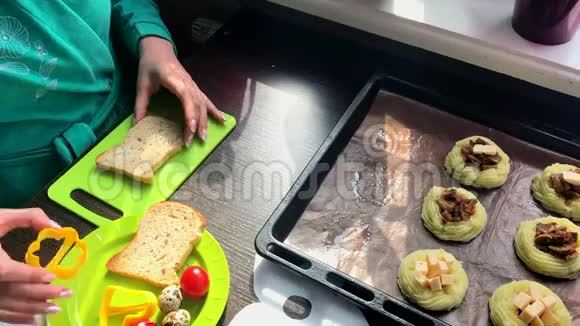 做三明治的女人使用塑料模具它推动一个洞在一块面包以填补它的填充视频的预览图
