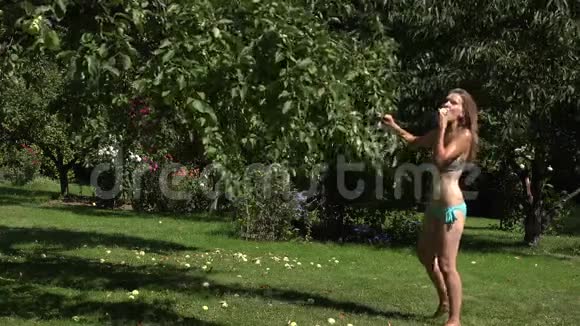 男人给穿比基尼的女人喷水夏天的情侣4K视频的预览图