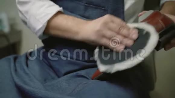 慢动作制鞋者师傅工匠工人是在小工厂制造生产制造鞋子的擦鞋视频的预览图