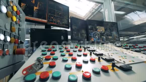 带有按钮的特殊板回收工厂控制室的大仪表板视频的预览图