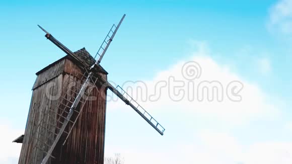 美丽的荷兰风车近在冰雪覆盖的河落日视频的预览图
