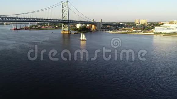 费城费城特拉华河高大船舶的空中无人机景视频的预览图