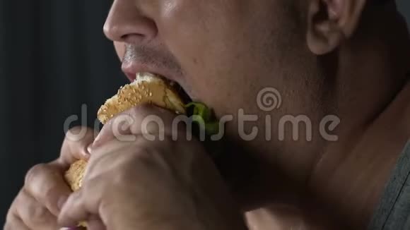 一个丰满的男人吃汉堡包暴饮暴食的心理问题视频的预览图