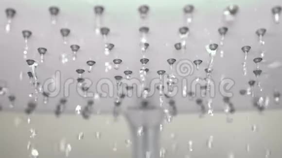 下落的水滴在超慢运动中视频的预览图