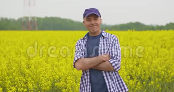 喜男农夫在油菜田庆祝成功视频的预览图