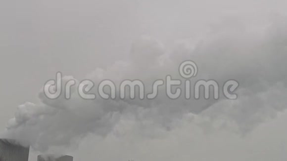 有蒸汽和烟雾的核电站视频的预览图