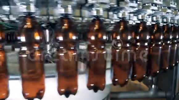 一台机器转动瓶子同时装满啤酒关闭视频的预览图