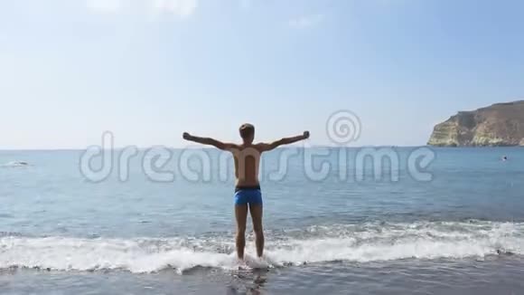 运动员在水中站着锻炼身体做奇怪的体育锻炼视频的预览图