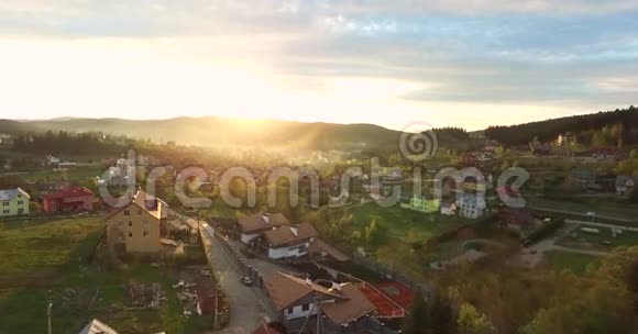 山谷丘陵小村庄的日出视频的预览图