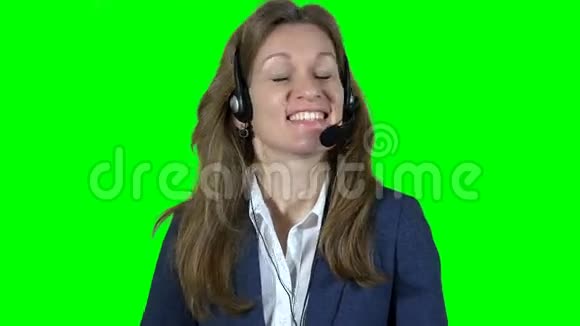 微笑女性客户支持操作员顾问耳机视频的预览图