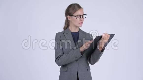 年轻有压力的女商人在展示剪贴板时竖起大拇指视频的预览图