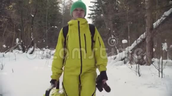 在冬天的森林里生态学家带着狗在路上散步视频的预览图