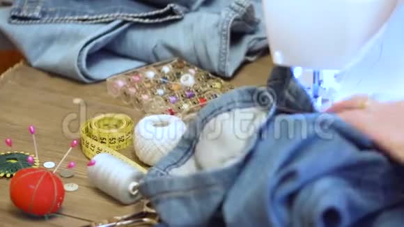 用缝纫机缝制牛仔牛仔裤用缝纫机修理牛仔裤视频的预览图