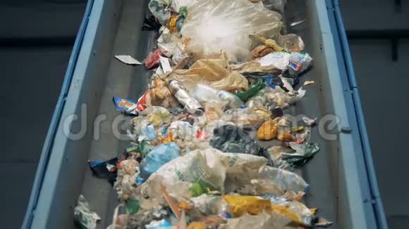 传送带上的塑料垃圾可回收垃圾在工厂的传送带上视频的预览图