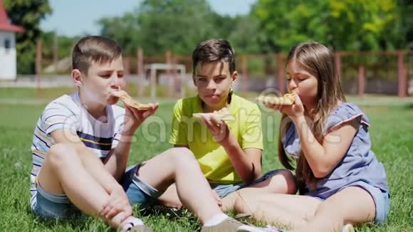 两个男孩和女孩一起吃披萨视频的预览图