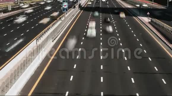 汽车沿着最宽的高速公路谢赫扎伊德迪拜阿联酋延时录像视频的预览图