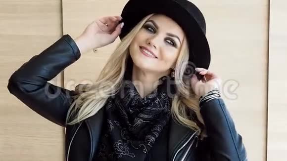 戴帽子的时髦美女微笑着亲吻视频的预览图