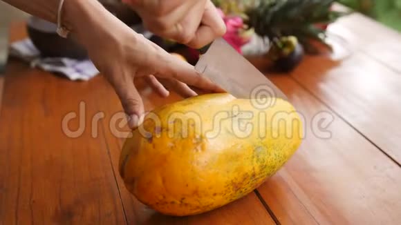 年轻的水果女孩切有机木瓜作为早餐异国热带水果4K印度尼西亚巴厘视频的预览图