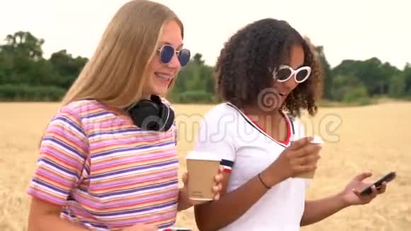 青少年妇女喝咖啡和使用手机视频的预览图