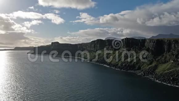 在著名的吉尔特岩瀑布斯凯岛附近的斯塔芬悬崖上俯瞰戏剧性的海岸线视频的预览图