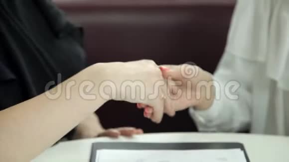 两个商业女孩签了合同握手业务工作和合同视频的预览图