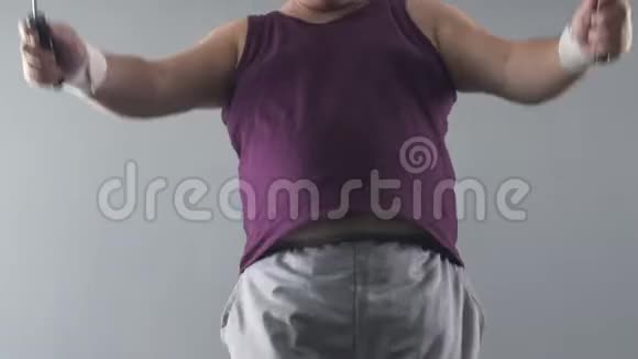 主动超重的男人跳绳想减肥锻炼身体视频的预览图