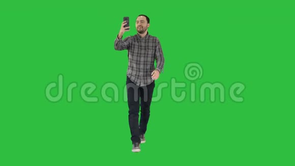 长胡子的人在绿色屏幕上自拍Chroma键视频的预览图