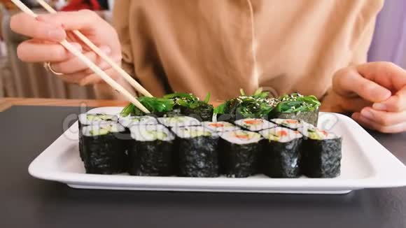 女孩在日本餐馆用筷子吃海藻视频的预览图