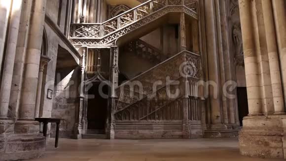 法国诺曼底鲁昂大教堂楼梯倾斜视频的预览图