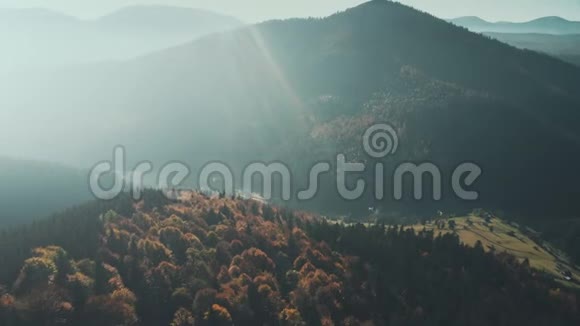 高山峡谷乡村阳光景观视频的预览图