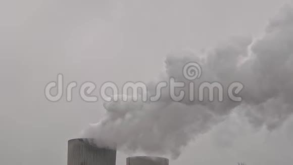 有蒸汽和烟雾的核电站视频的预览图