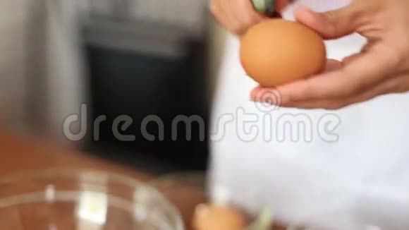 女人打碎了一个鸡蛋视频的预览图