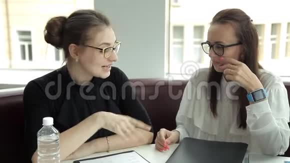 两个商业女孩签了合同握手商务工作合同视频的预览图