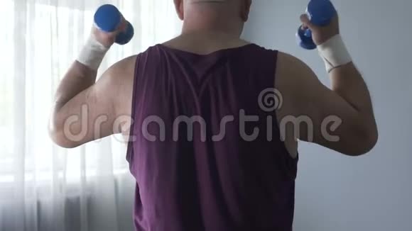 在强化训练中锻炼手臂和肩部肌肉燃烧脂肪视频的预览图