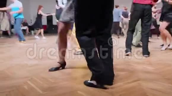 舞者在秋千节上表演林迪跳舞跳舞的腿靠近视频的预览图