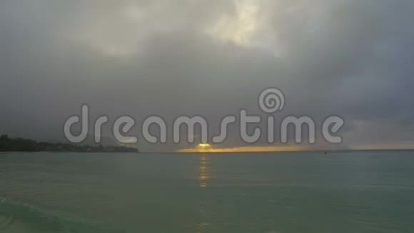 塞舌尔马河岛博瓦隆海滩日落视频的预览图