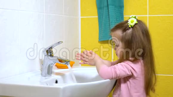 一个小女孩正在洗手视频的预览图