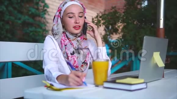 有电话交谈的开朗的穆斯林女人视频的预览图