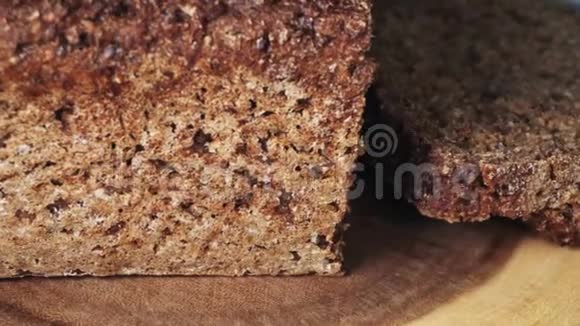 切片黑麦面包在切割板上用新鲜的鳃旋转视频的预览图