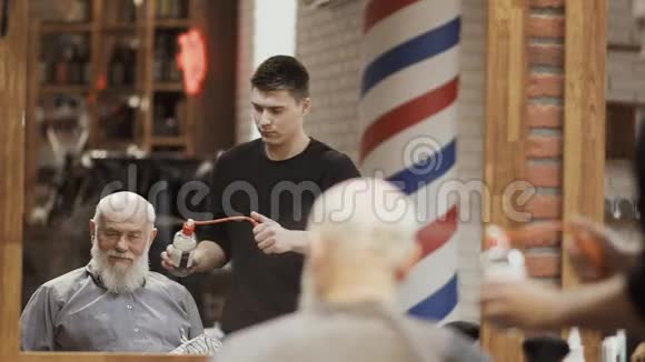 理发店里的一个成熟的客户是理发师视频的预览图