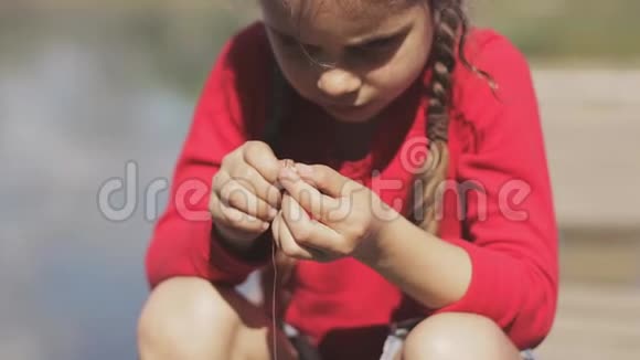 码头湖边的小钓鱼女孩视频的预览图