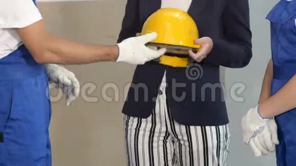 建筑工地一名建筑工人手抖视频的预览图